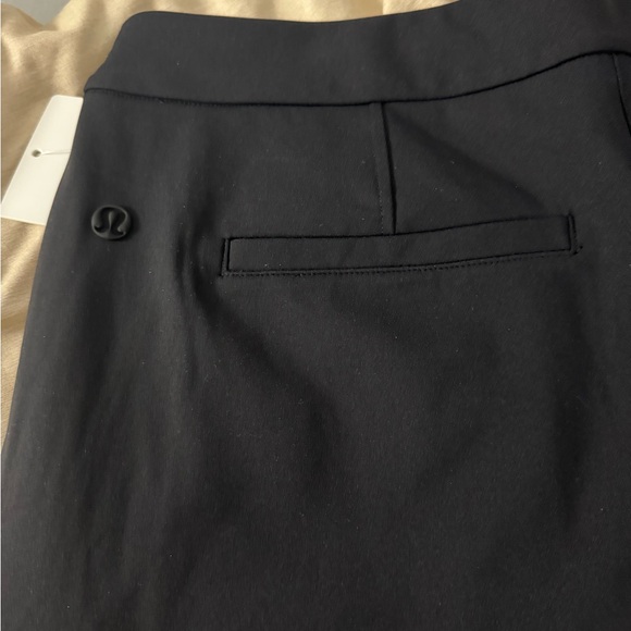 NWT Lululemon Tapered-Leg Mid-Rise 7/8 Pant *Luxtreme in Black, size M - Picture 4 of 8